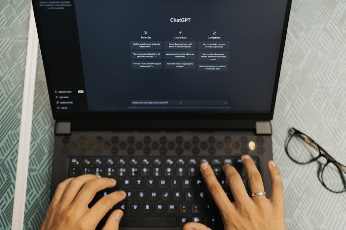 ノートPCでAIと対話しながら作業する様子